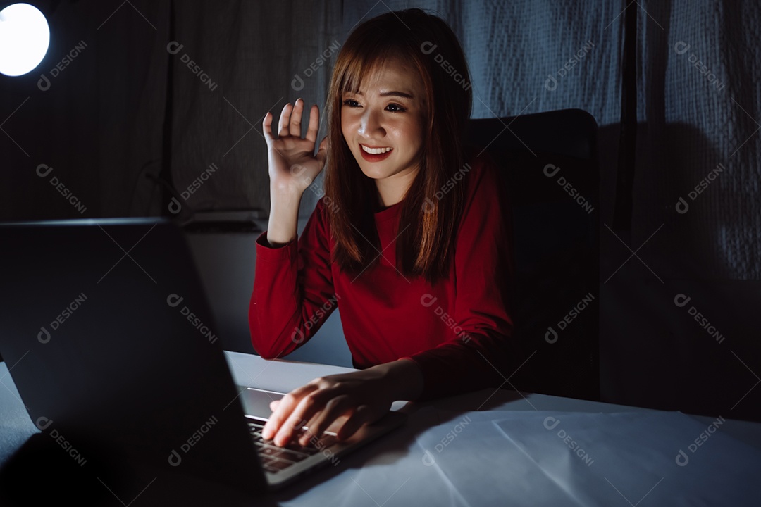 Mulher asiática trabalhando até tarde da noite