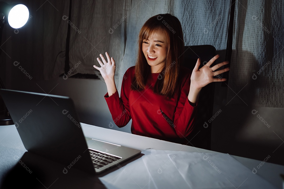 Mulher asiática trabalhando até tarde da noite