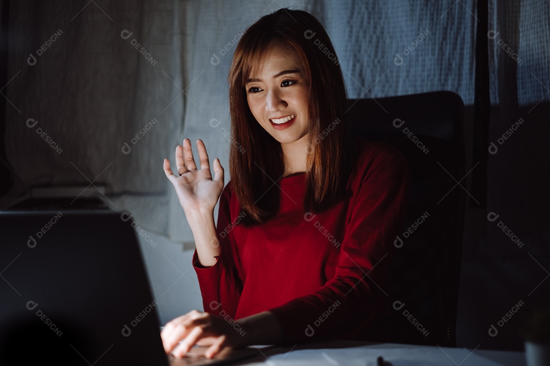 Interface de usuário de videoconferência de mulher asiática à noite em laptop online trabalhando