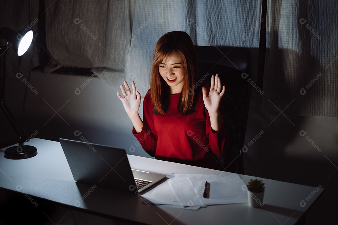 Interface de usuário de videoconferência de mulher asiática à noite em laptop online trabalhando