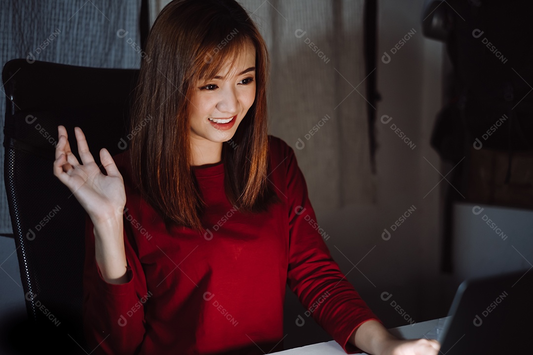 Interface de usuário de videoconferência de mulher asiática à noite em laptop online trabalhando