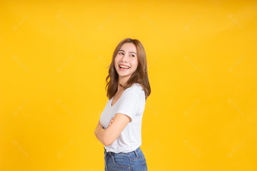 Retrato feliz jovem mulher asiática sorrindo