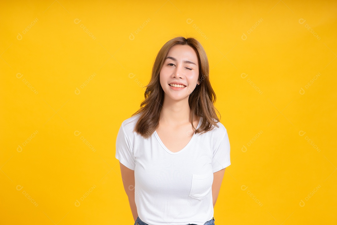 Retrato feliz jovem asiática rindo piscando, piscando o olho alegre emoção positiva