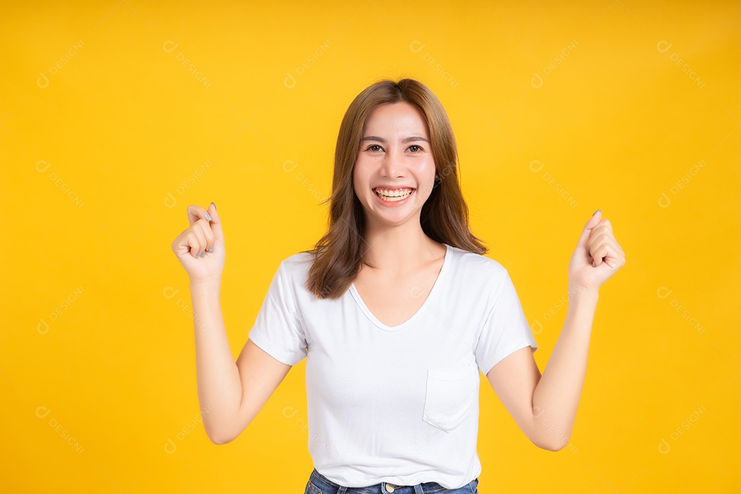 Retrato feliz jovem mulher asiática dançando música celebra diversão