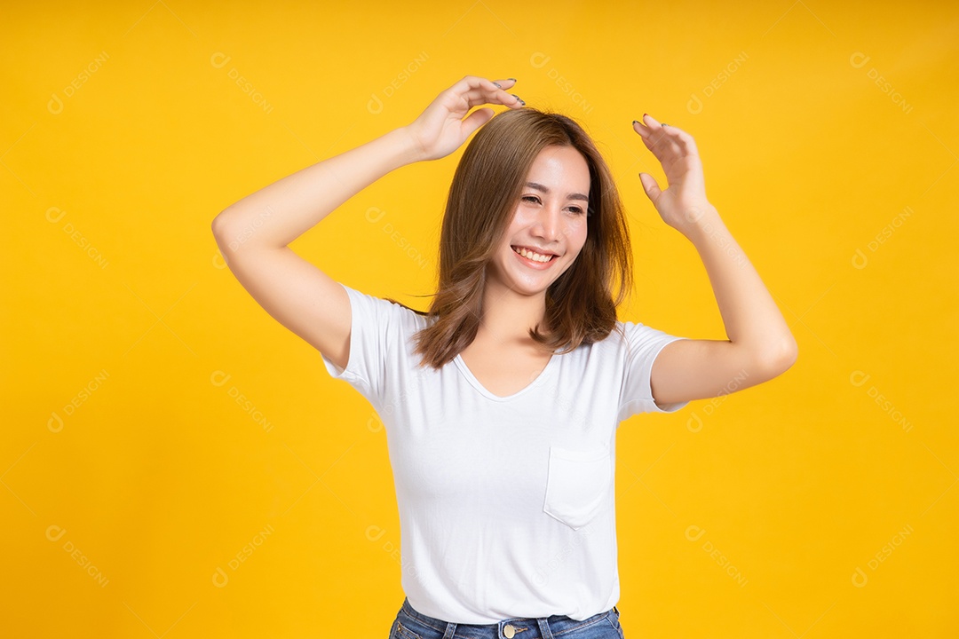 Retrato feliz jovem mulher asiática dançando música celebra diversão