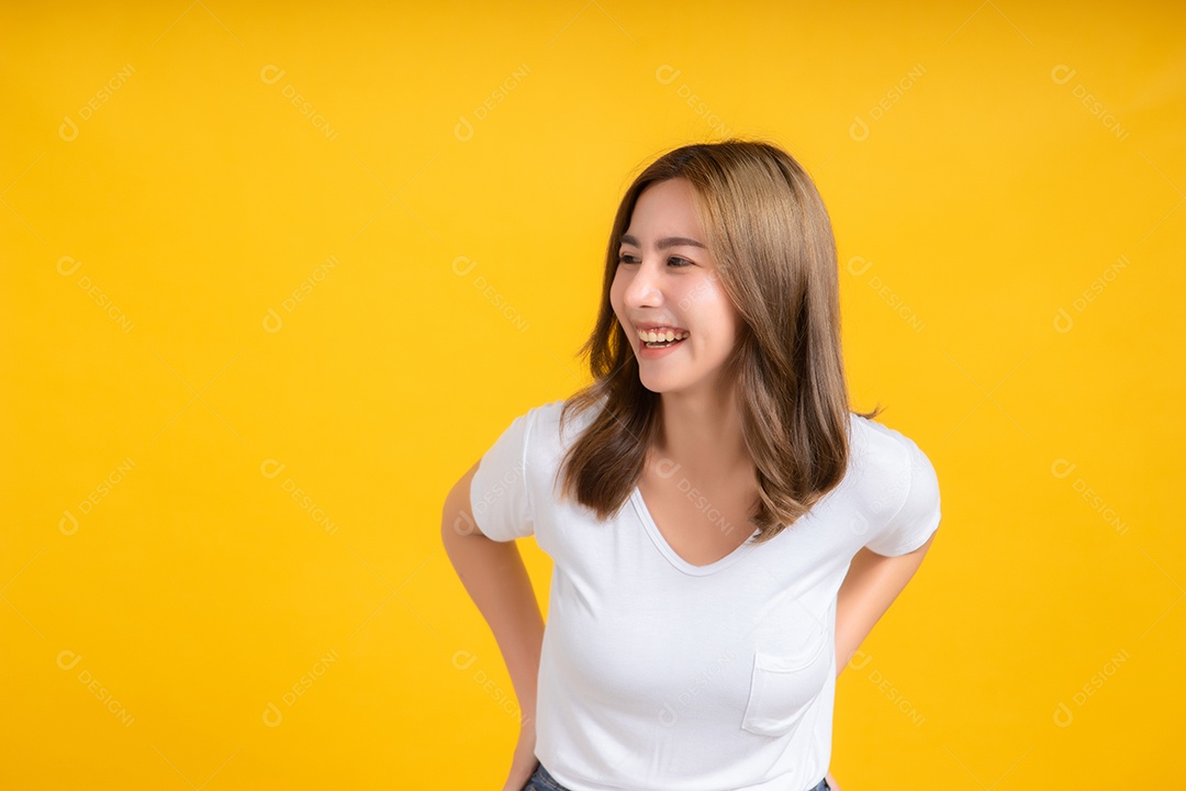 Retrato jovem feliz mulher asiática sorrir rindo em pé desfrutar de diversão relaxante emoção positiva