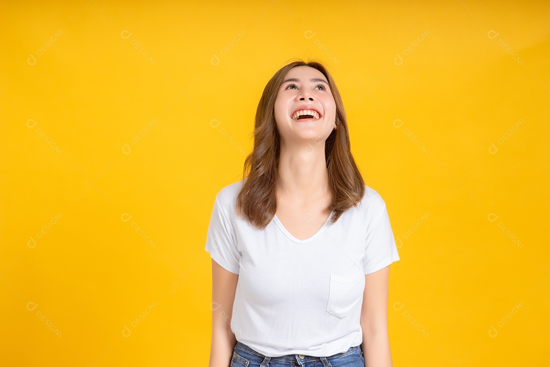 Retrato jovem feliz mulher asiática sorrir rindo em pé desfrutar de diversão relaxante emoção positiva