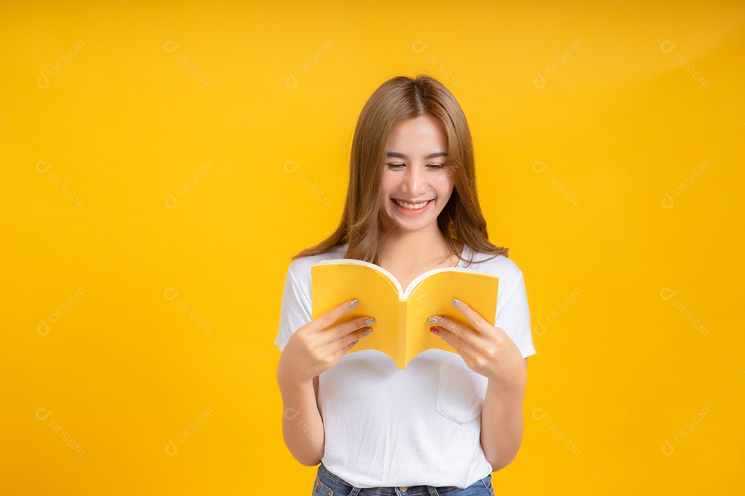 Retrato jovem mulher asiática feliz lendo educação de livro