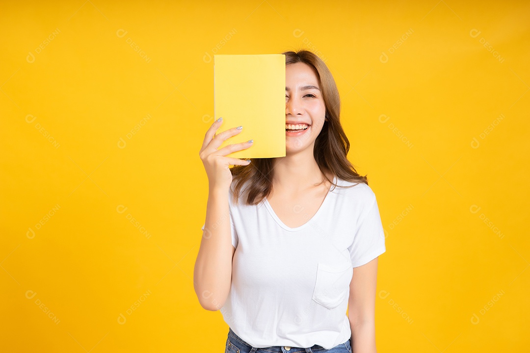 Retrato jovem mulher asiática feliz lendo educação de livro