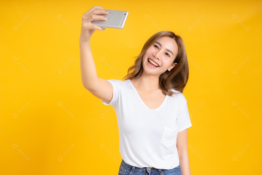 Retrato feliz jovem mulher asiática selfie com câmera smartphone móvel