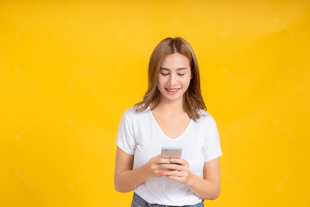 Retrato feliz jovem asiática usando smartphone falando móvel