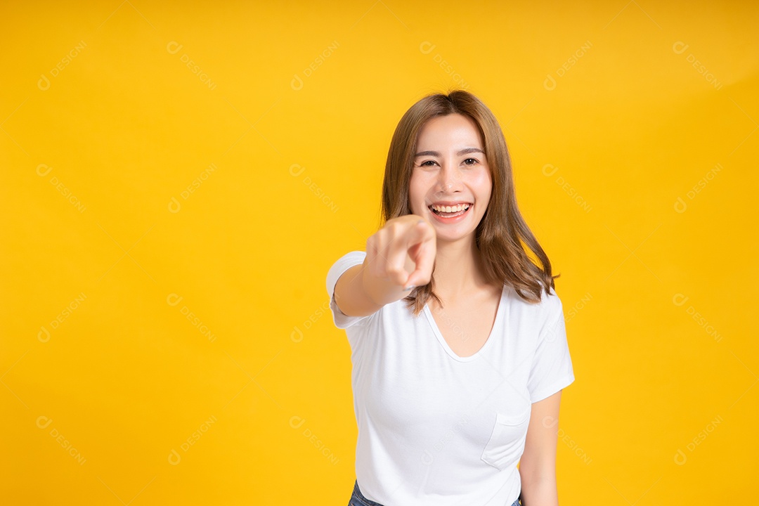 Retrato jovem feliz mulher asiática sorrir rindo em pé