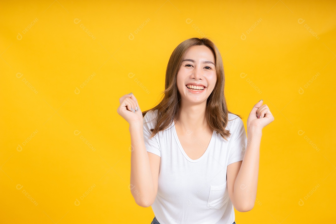 Retrato feliz jovem mulher asiática dançando música celebra diversão