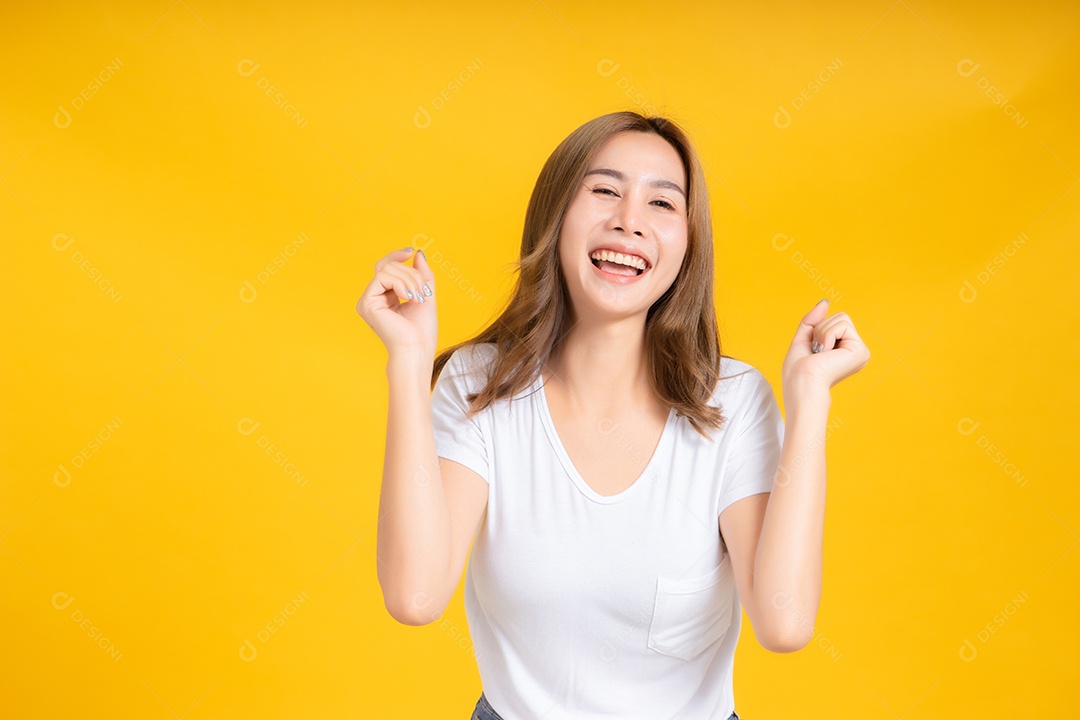 Retrato feliz jovem mulher asiática dançando música celebra diversão