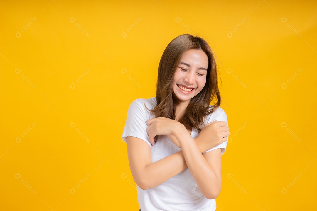 Retrato feliz jovem mulher asiática sentindo emoção positiva