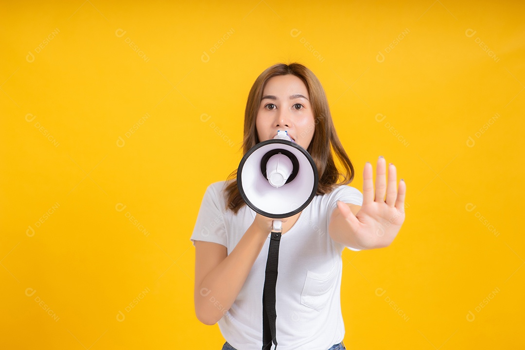 Falando barulho alto anunciar de jovem asiática com publicidade promocional de megafone