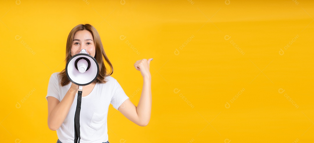 Falando barulho alto anunciar de jovem asiática com publicidade promocional de megafone