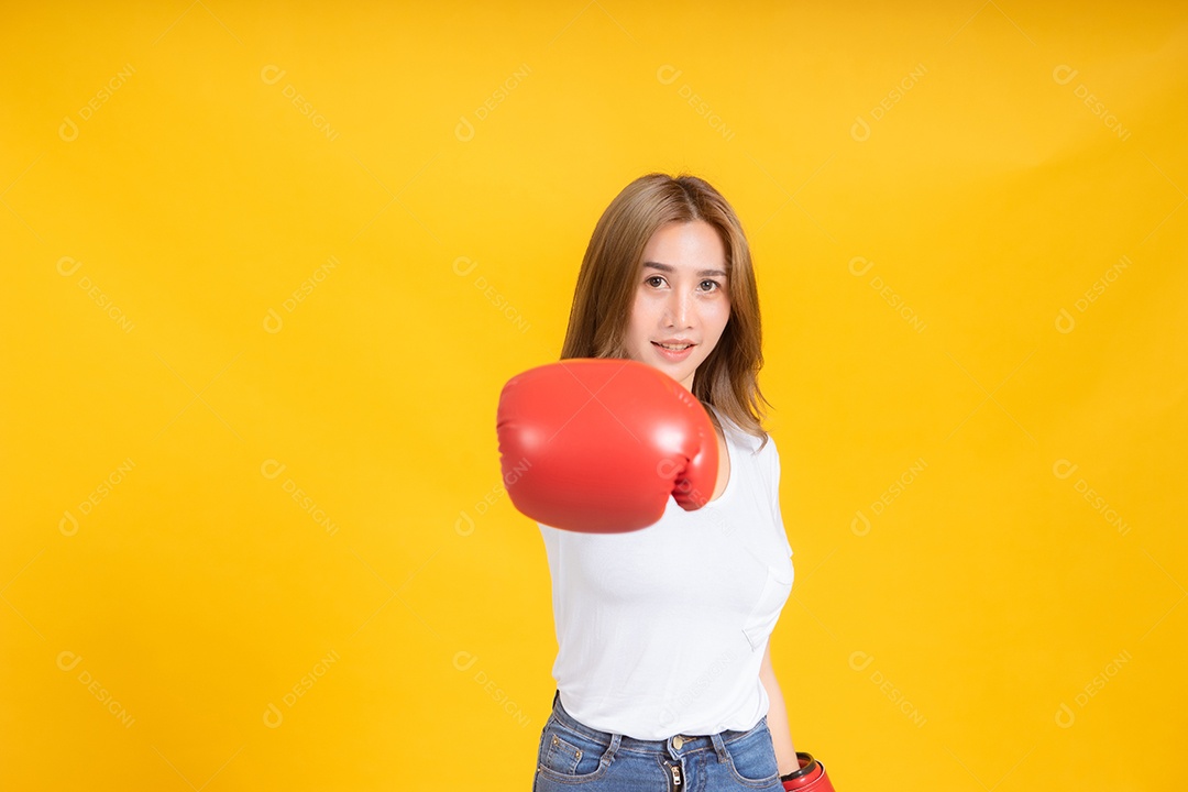 Retrato feliz jovem mulher asiática com golpe de soco de luva de boxe