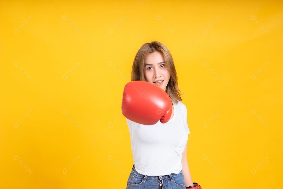 Retrato feliz jovem mulher asiática com luva de boxe