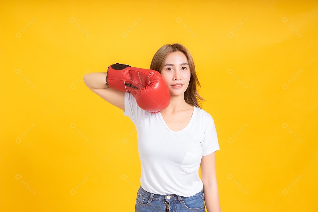 Retrato feliz jovem mulher asiática com luva de boxe