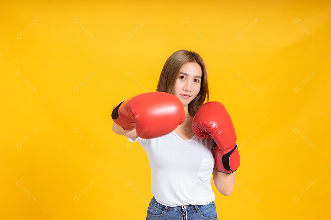 Retrato feliz jovem mulher asiática com luva de boxe