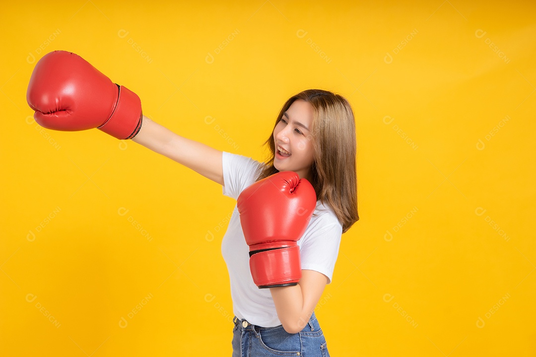 Retrato feliz jovem mulher asiática com luva de boxe