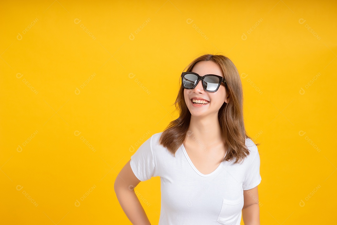 Retrato feliz jovem mulher asiática se sentindo despreocupada rindo com óculos de sol