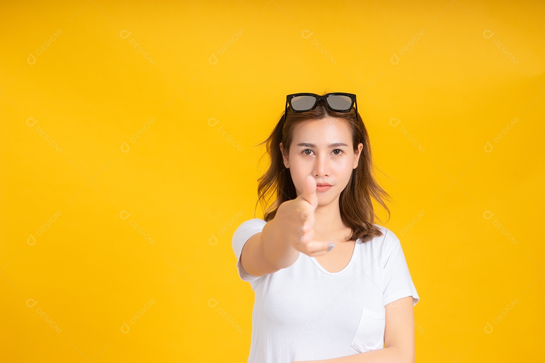 Jovem mulher asiática gesto de tiro