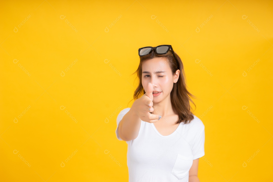 Jovem mulher asiática gesto de tiro