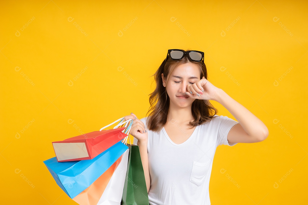 Feliz jovem asiática chorando com compra de moda