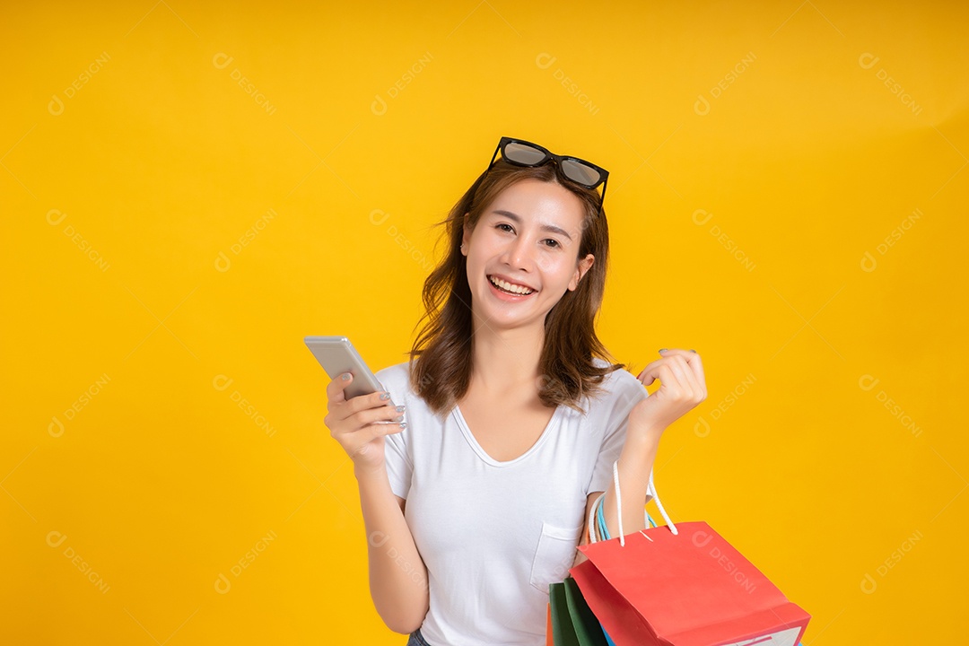 Retrato feliz jovem asiática comprando online