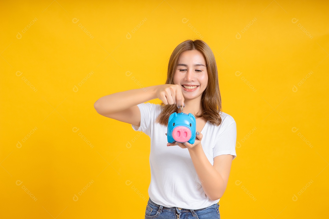 Retrato feliz jovem mulher asiática segurando cofrinho economizando dinheiro para futuro