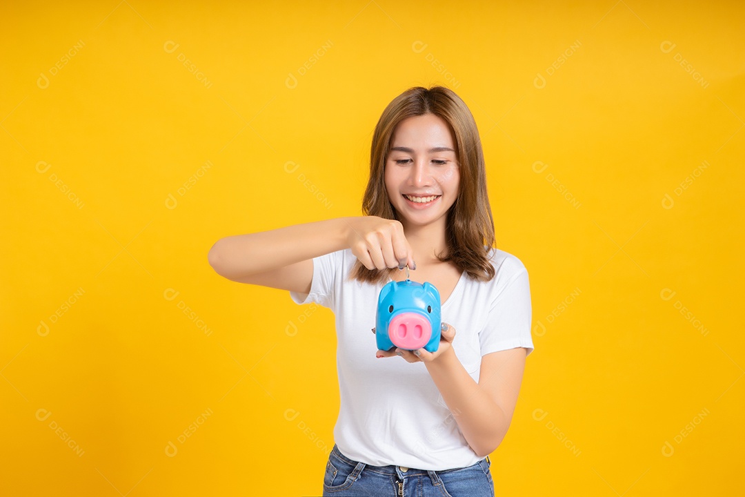 Retrato feliz jovem mulher asiática segurando cofrinho economizando dinheiro para futuro