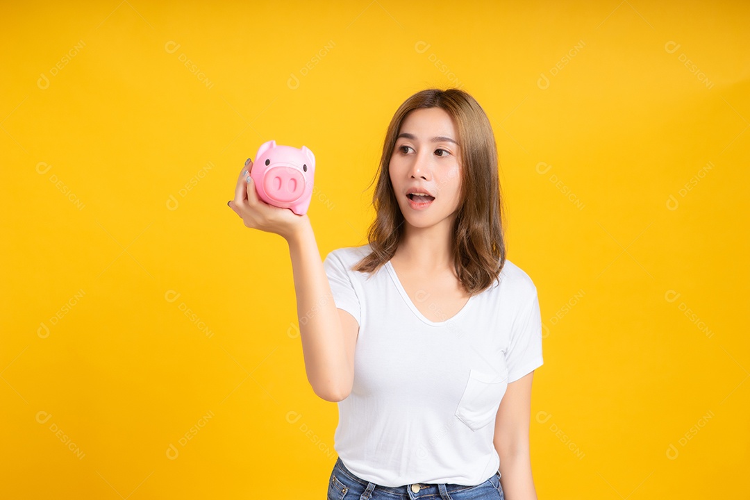 Retrato feliz jovem mulher asiática segurando cofrinho economizando dinheiro para futuro