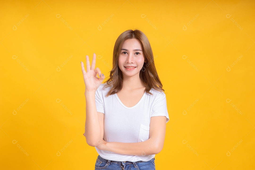 Retrato jovem mulher asiática feliz ok gesto símbolo de mão