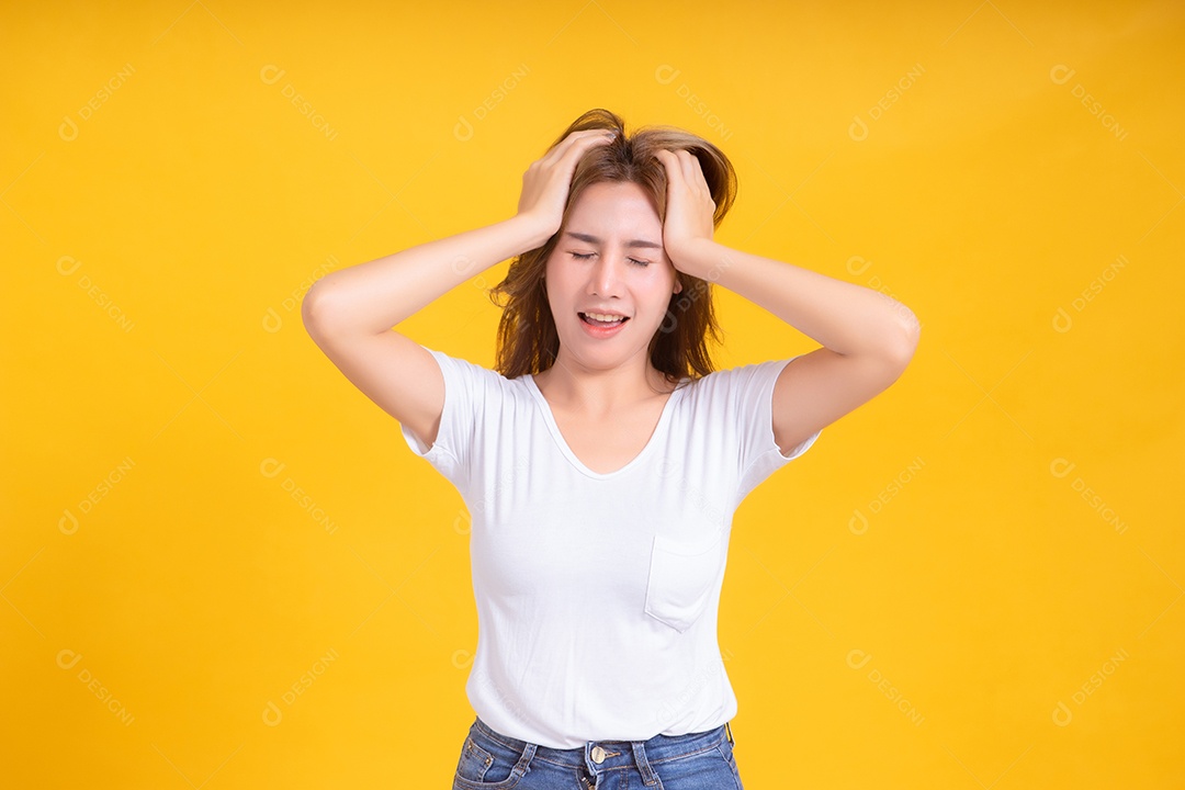 Retrato jovem mulher asiática estressada dor de cabeça infeliz