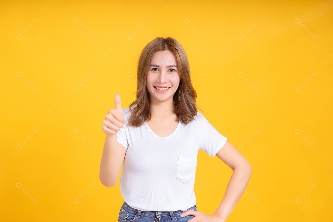 Retrato feliz jovem mulher asiática sorrindo polegares para cima boa emoção positiva