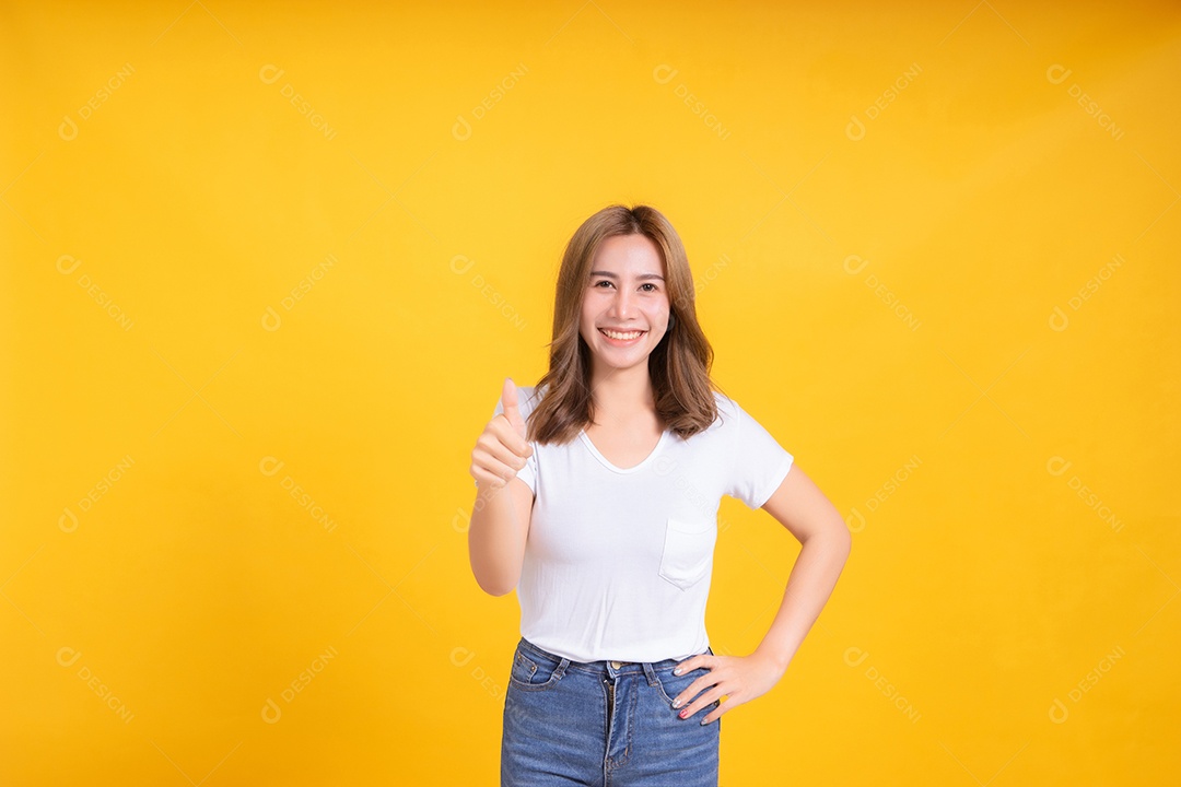Retrato feliz jovem mulher asiática sorrindo polegares para cima boa emoção positiva