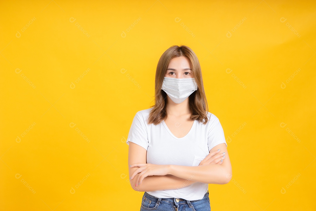 Mulheres asiáticas de braços cruzados usam máscaras para proteger contra germes de coronavírus