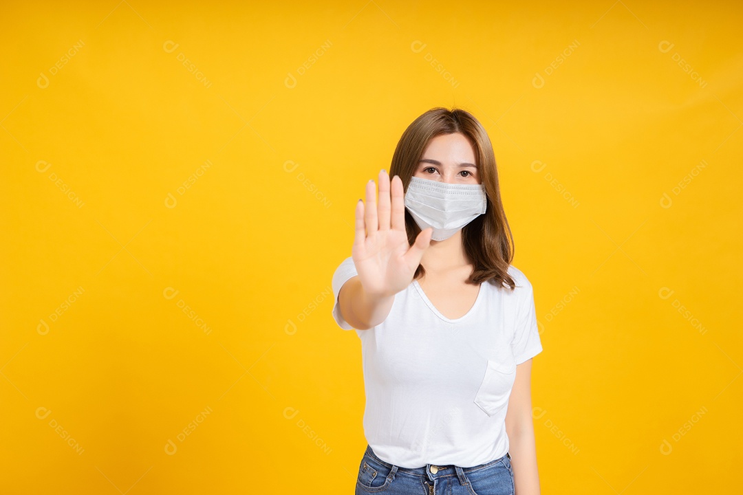 Mulher asiática usando máscara médica proteção coronavírus COVID-19