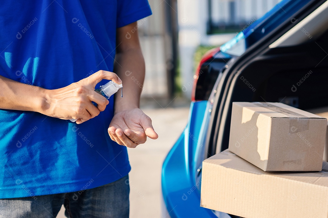 O entregador asiático usando máscara envia um pacote