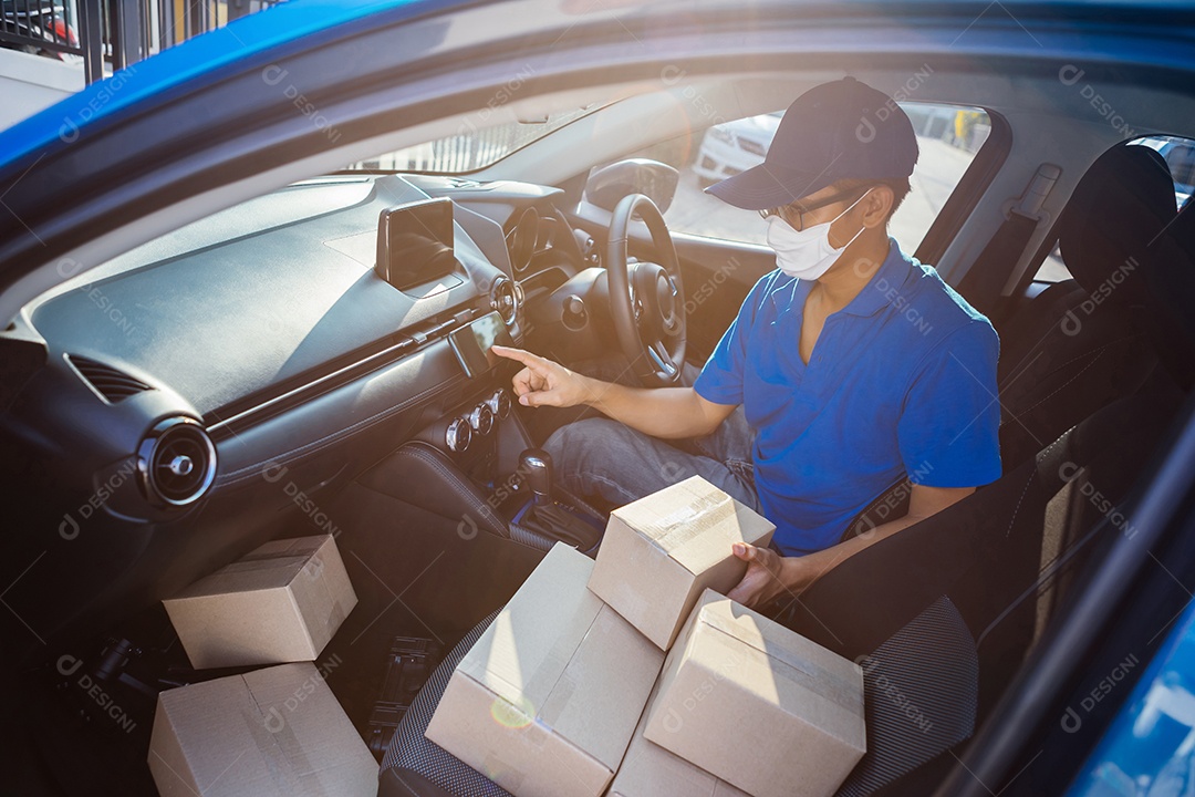O entregador asiático usando máscara envia um pacote