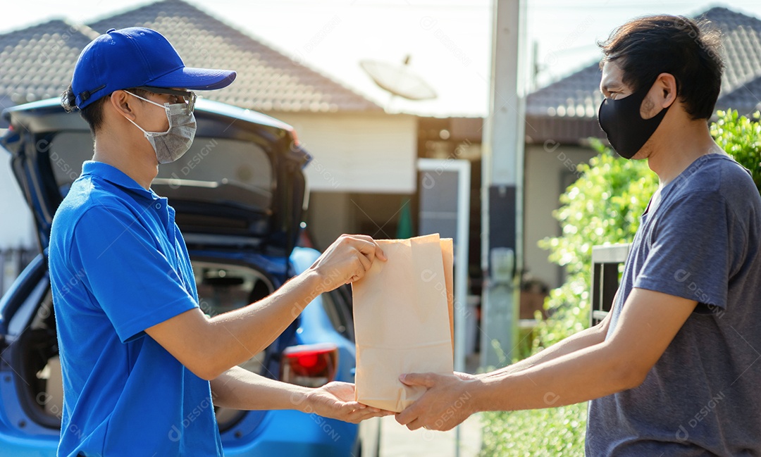 Entregador asiático usando máscara entrega comida na pandemia