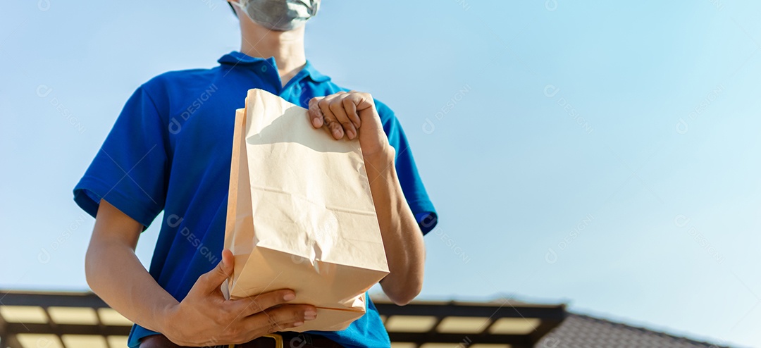 Entregador asiático usando máscara entrega comida na pandemia