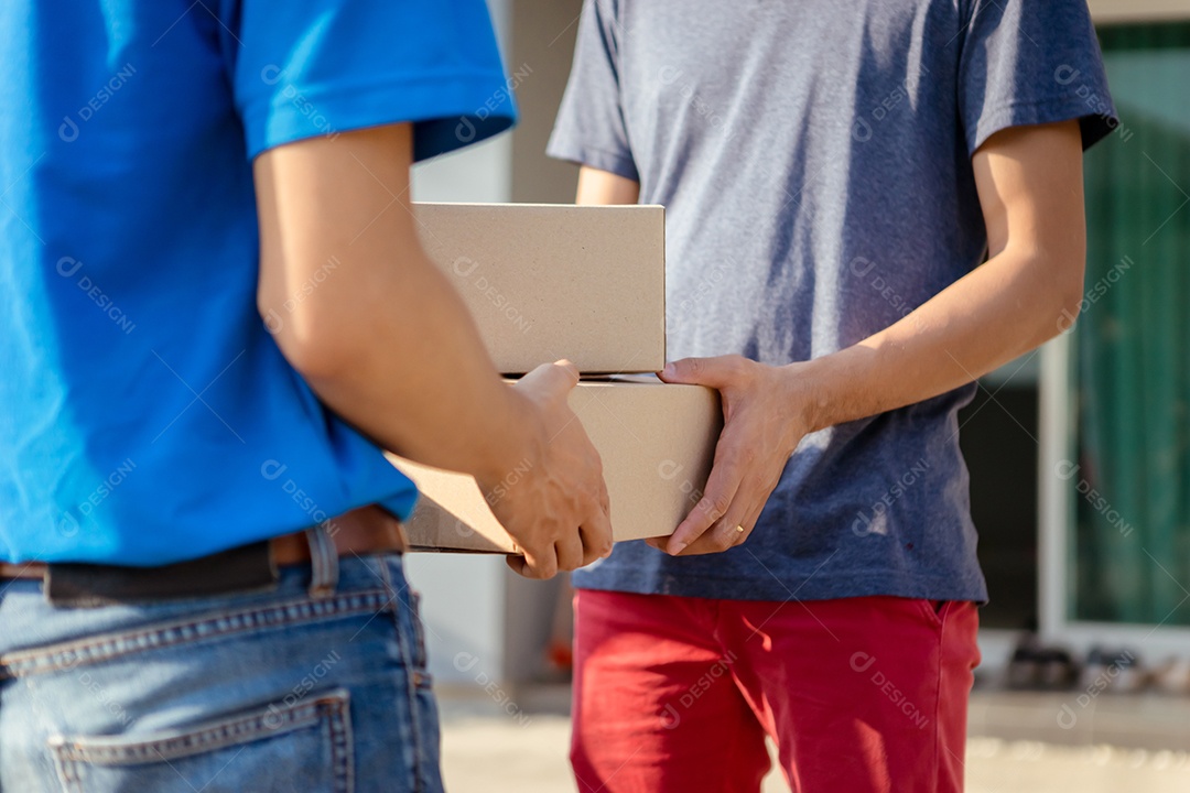 Entregador usando máscara envia um pacote