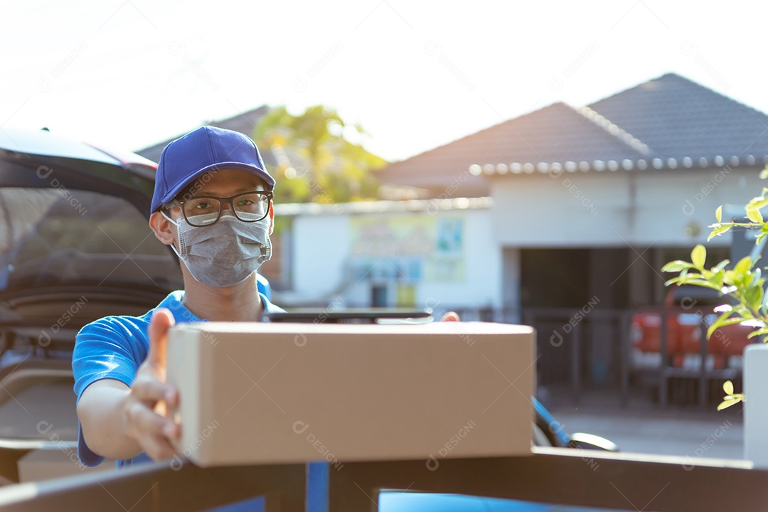 Entregador usando máscara envia um pacote