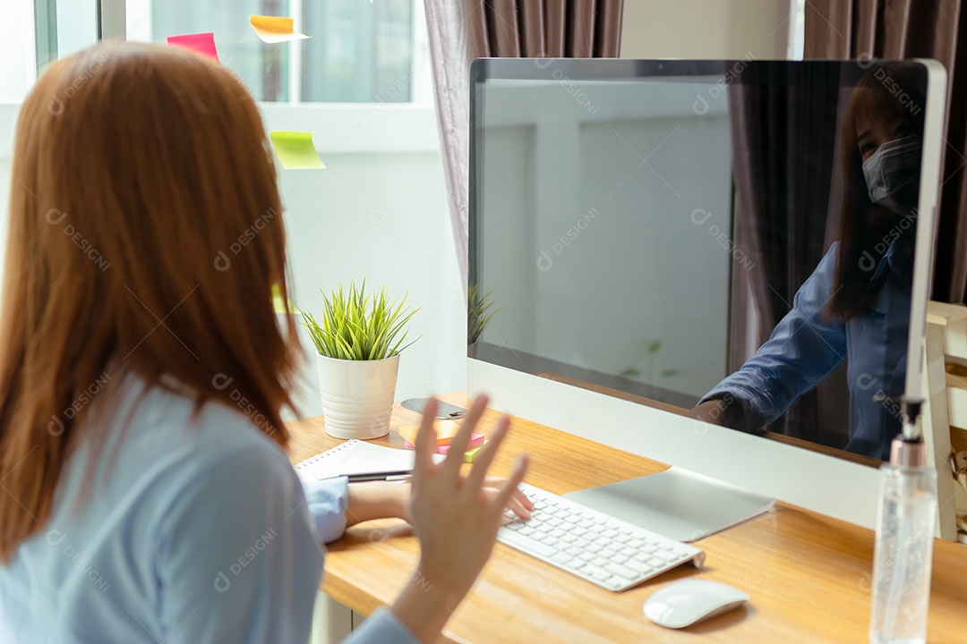 Mulher asiática trabalhando em computador