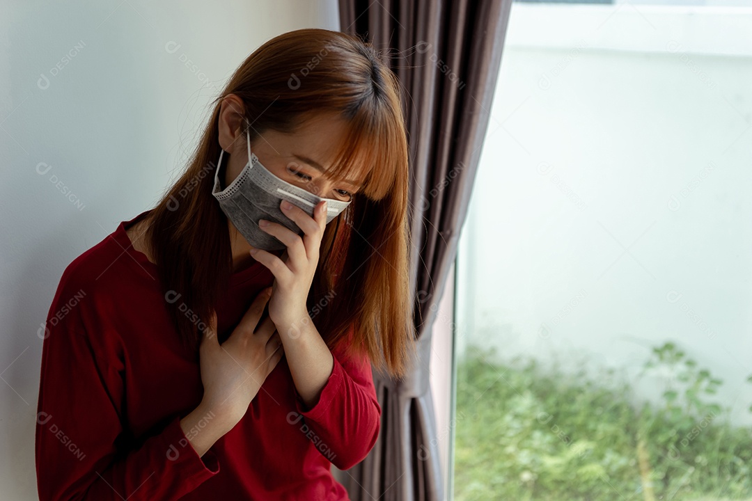 Coronavírus, covid-19 de paciente asiática usando máscara de quarentena fica em casa para evitar