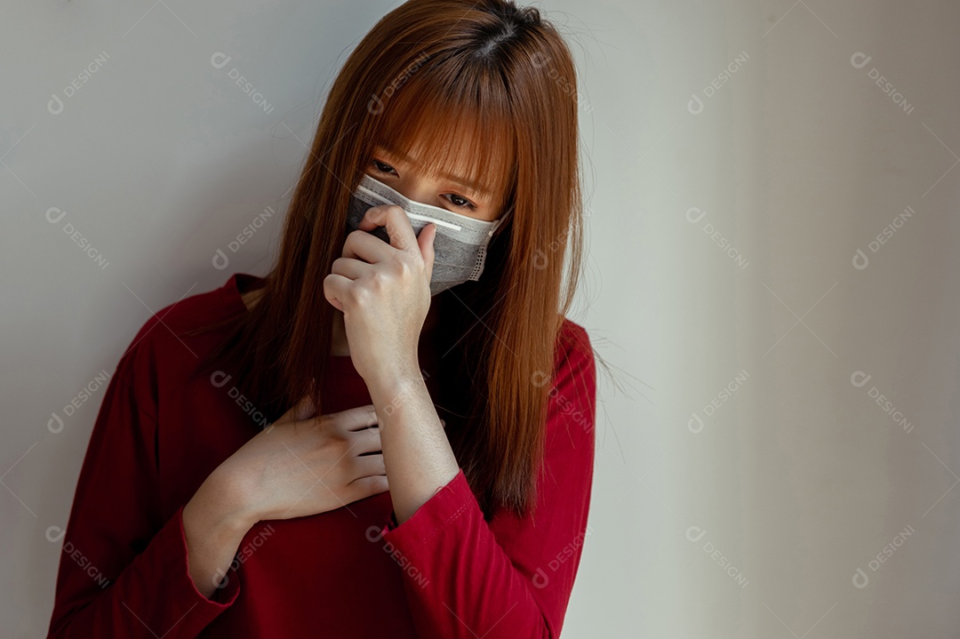 Mulher asiática de máscara trabalhando na pandemia