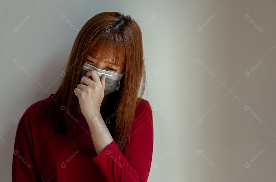 Mulher asiática de máscara trabalhando na pandemia